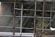 В настоящее время статуя очищена от надписей. // Reuters