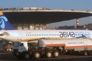 Самолет "Авиановы" заправляют в Шереметьево. // Travel.ru