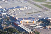 Терминалы: 3 (D) - слева вверху, E - в центре и 2 (F) - справа внизу. Станция электрички - в центре внизу // Travel.ru