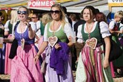 Гости фестиваля надевают национальные костюмы. // AP