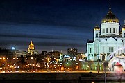 Одна из популярных достопримечательностей - храм Христа Спасителя. // picturesofmoscow.com