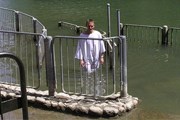 Тысячи паломников и туристов окунаются в Иордан. // usalexx