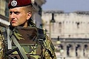 Итальянские военные следят за порядком. // picsdigger.com