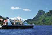 Катамаран отеля Four Seasons на Бора-Бора. // independent.co.uk
