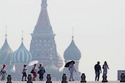 Москвичи спасаются от смога. // rian.ru