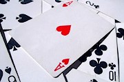 В варшавских поездах запрещены карты. // lifestyle.indiainfo.com