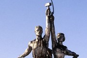 В постаменте скульптуры откроется музей. // rian.ru