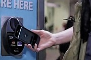 Для того чтобы произвести оплату, достаточно поднести телефон к считывающему устройству. // visa.com