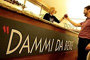 На барной стойке размещена цитата из Евангелия. // roma.corriere.it
