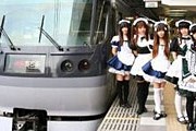 Горничные у своего поезда. // Seibu Railway Group