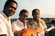 Акустическая гитара - главный инструмент бачаты. // bachateros.com