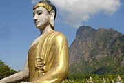 В садах Лумбини - тысячи статуй Будды. // myanmars.net