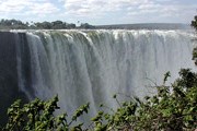 Водопад Виктория привлекает туристов в Замбию. // Wikipedia