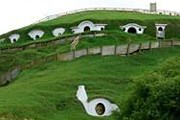 Деревушка Хоббитон очень популярна у туристов. // newzealand.com.au