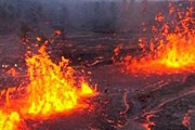 Огненные фонтаны поднимаются вверх на десятки метров. // bbc.co.uk