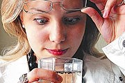 Вода из-под крана чище, чем в бутылках - уверяют специалисты. // aif.ru