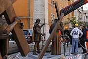 В Ватикане появились бронзовые фигуры Крестного пути. // patheos.com