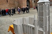 Публике представлен макет из картона. // przewodnik.onet.pl