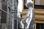 Блестящий памятник Уорхолу установлен в любимом районе художника. // thebaresquare.com
