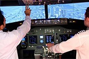 Опытный инструктор поможет "пилоту" освоиться. // flyipilot.de
