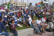 Множество зрителей приходит посмотреть на соревнования. // isasurf.org