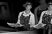 Посетителей обслуживают в темноте. // darkrestaurant.pl