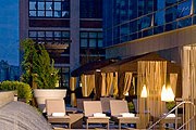 Террасы на крыше – лучшее спасение от летнего зноя. // hotelchatter.com