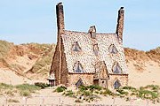 Коттедж "Ракушка" на уэльском пляже // dailymail.co.uk