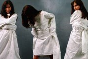 Туристы смогут примерить смирительную рубашку. // fashiony.ru