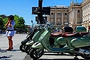 По Мадриду можно прокатиться на ретромотороллере. // diariodelviajero.com