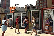 Продавцы разместились в ярко раскрашенных контейнерах. // Travel+Leisure