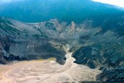 Гора Tangkuban Perahu выглядит как перевернутая лодка. // indoattractions.com