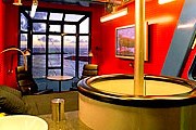 Номер разместился в кабине крана. // dailymail.co.uk