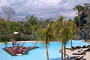 Один из бассейнов отеля // swiss-belhotel.com