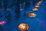 Стеклянные иглу ждут гостей в комплексе Igloo Village Kakslauttanen. // kakslauttanen.fi