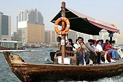 Проезд на традиционной лодке абра стоит всего 1 дирхам. // saleinuae.blogspot.com