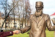 На свитке, который держит врач, написано: "Ветеринарная медицина оберегает человечество". // belta.by