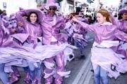 Люди поют и танцуют прямо на улицах. // greece.com