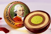 Дети смогут самостоятельно приготовить марципановые шарики. // mozartkugel.at