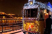 По Будапешту можно прокатиться на рождественском трамвае. // visitbudapest.travel