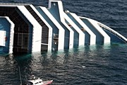 Лайнер Costa Concordia после аварии. // AP / Gregorio Borgia