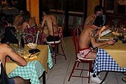 В ресторане можно встретить гостей в непривычном туалете. // Facebook / Nivola