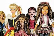 В музее представлены Барби в разных обличиях. // dollsland.eu