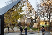 Дом зеркален только днем. // archdaily.com