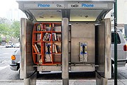 Телефонные будки оснащены книжными полками. // designboom.com