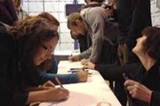 Посетителям предлагается самим нарисовать рисунки для мультфильма. // rigamuz.lv