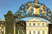 Все больше туристов приезжает в Санкт-Петербург. // unilib.neva.ru