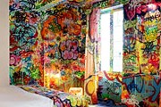 Один из номеров до середины расписан граффити. // auvieuxpanier.com