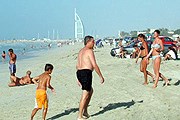 На пляже в Дубае // travelingdubai.com