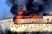 Пожар нанес замку серьезный ущерб. // krimi.noviny.sk